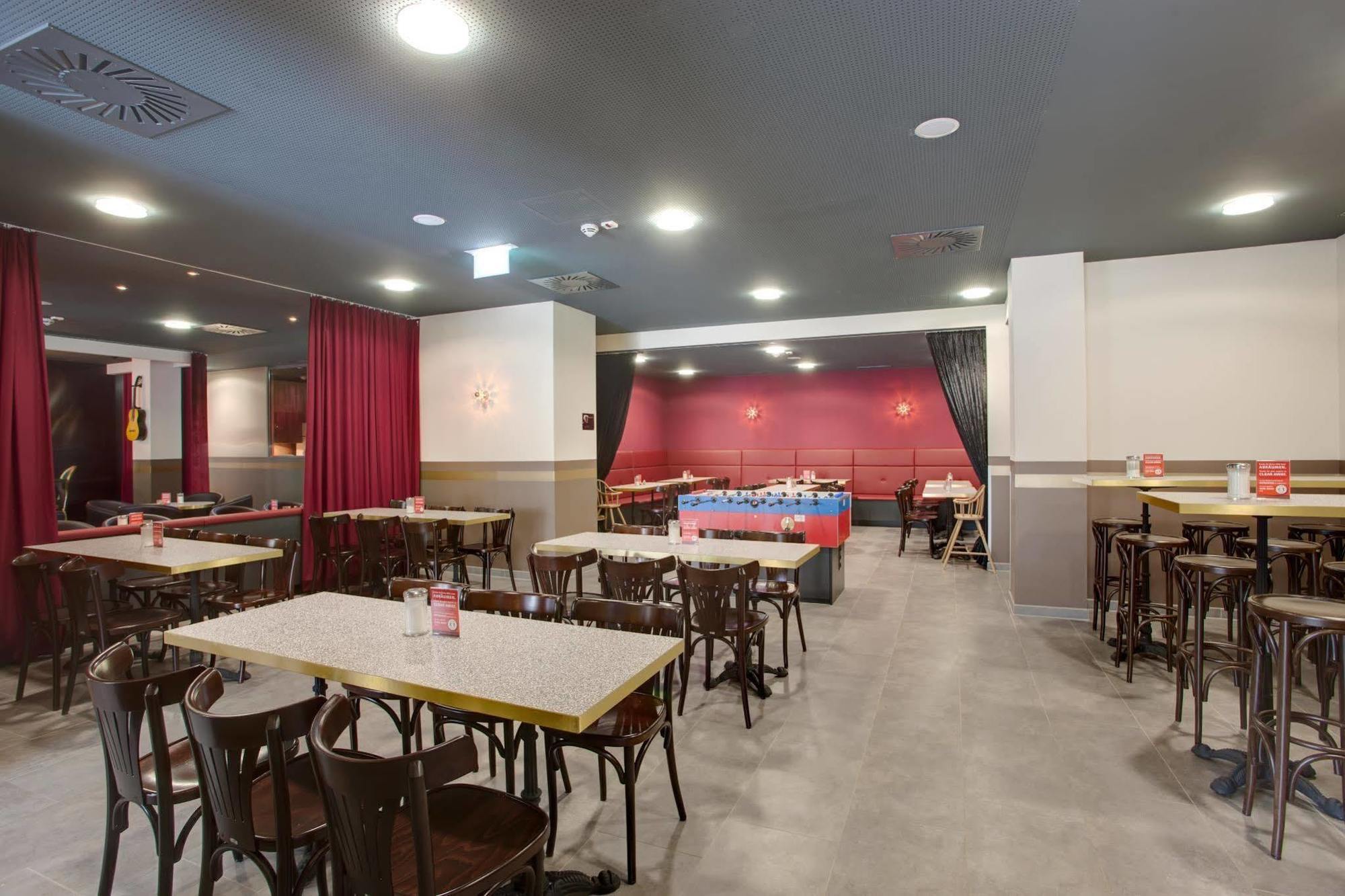 Meininger Hotel Salzburg City Center Esterno foto