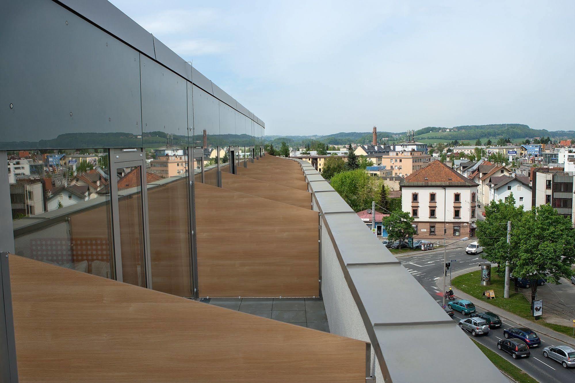 Meininger Hotel Salzburg City Center Esterno foto