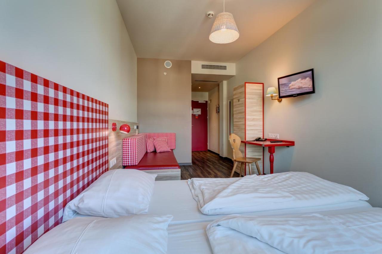 Meininger Hotel Salzburg City Center Esterno foto