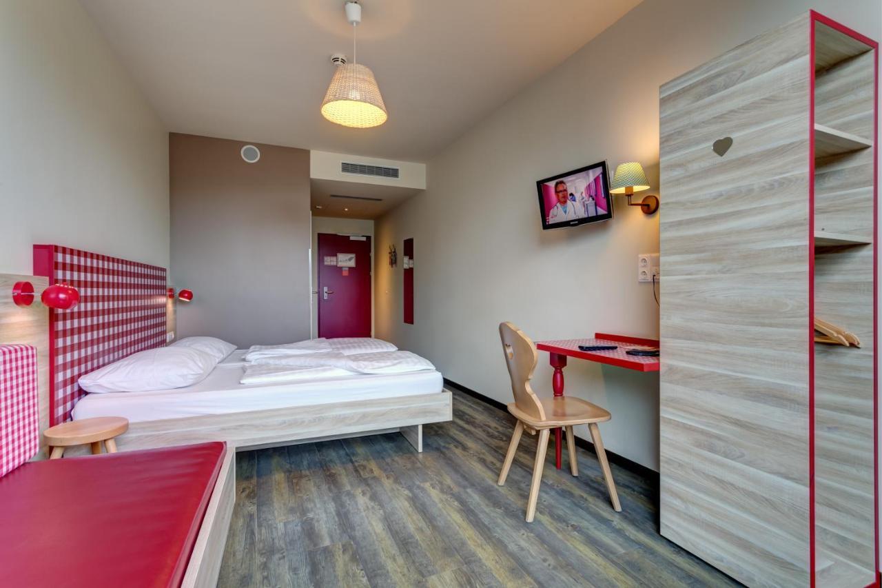 Meininger Hotel Salzburg City Center Esterno foto